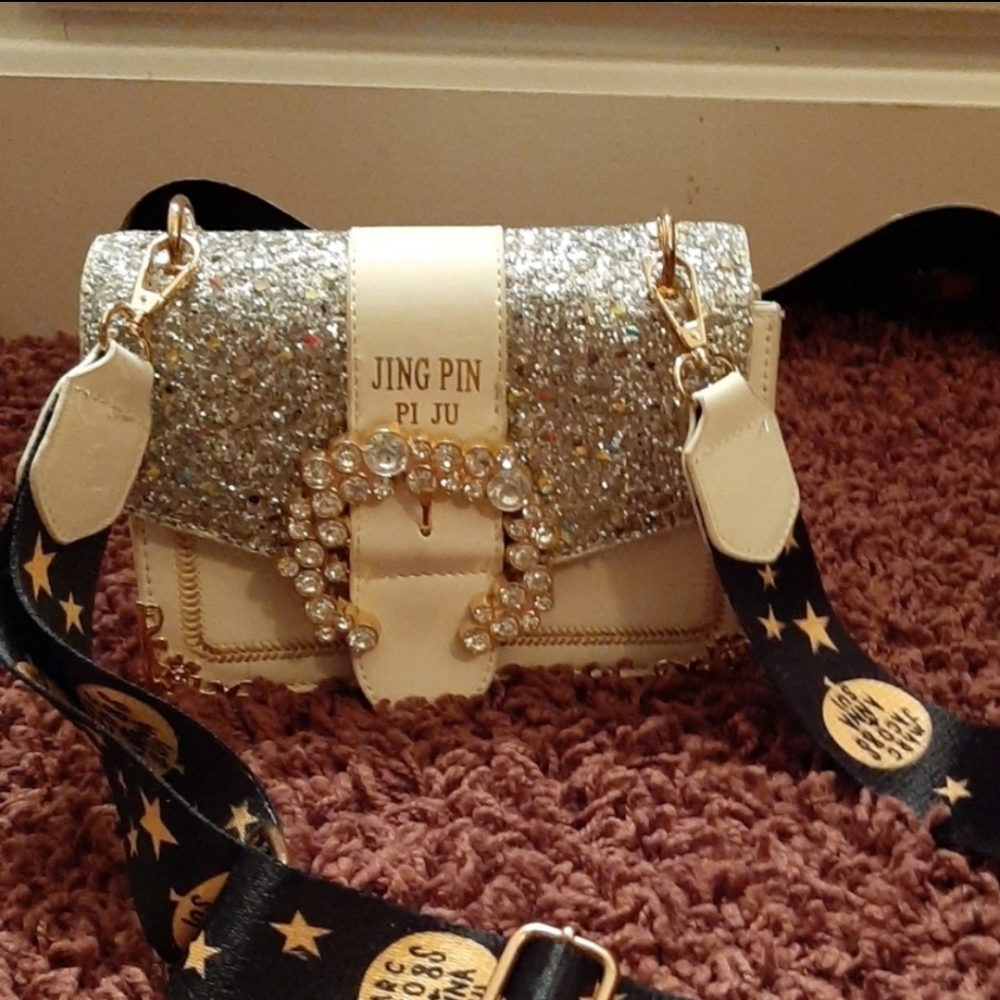 Absolutely adorable cross body bag(final price)